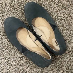 EUC softwalk grey flats faux suede